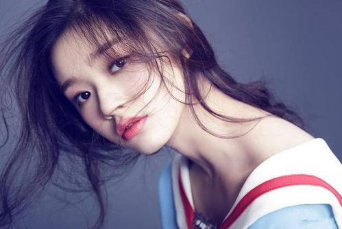 娱乐吃瓜女艺人官宣微博,吃瓜女艺人官宣微博，神秘男友身份引热议”